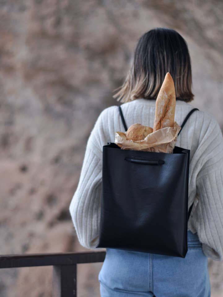 Sac à dos en cuir tanné végétal convertible en sac à bandoulière pour la vente par Delanada Studio