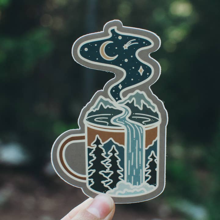 Tasse à café Mountain | Autocollant pour la vente par Roaming Heart