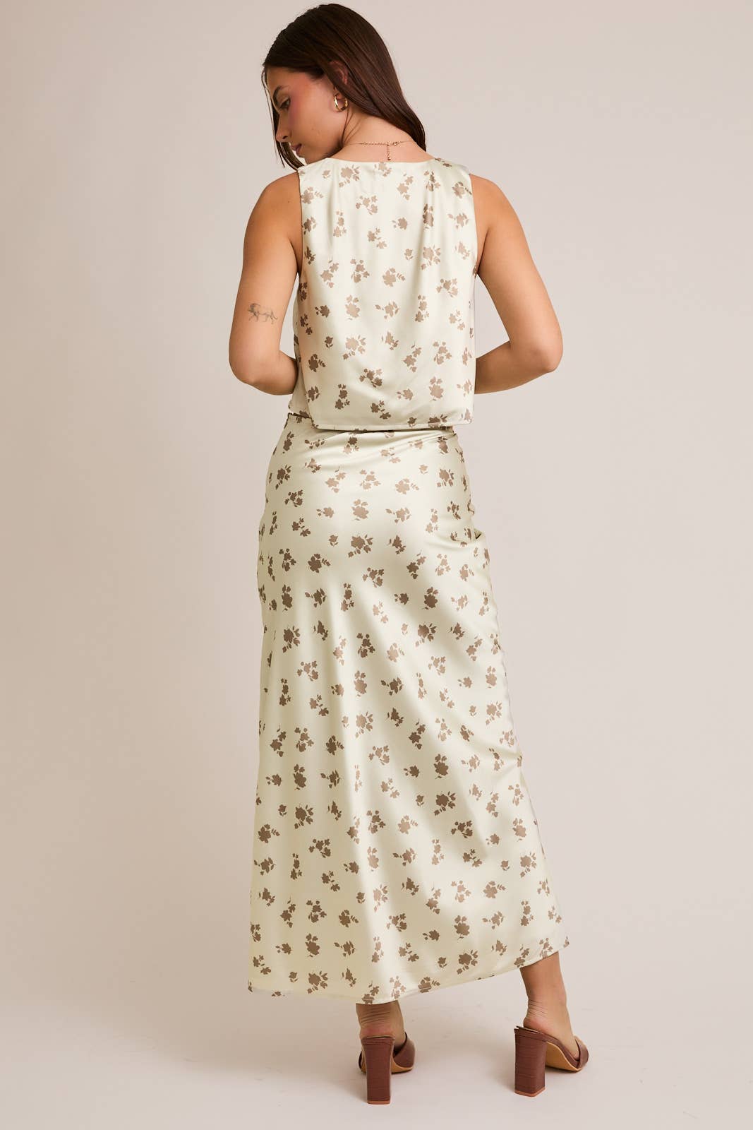 SAGE-DK SAGE FLORAL Haut en satin à encolure carrée avec jupe midi taille haute en vente sur Faire3