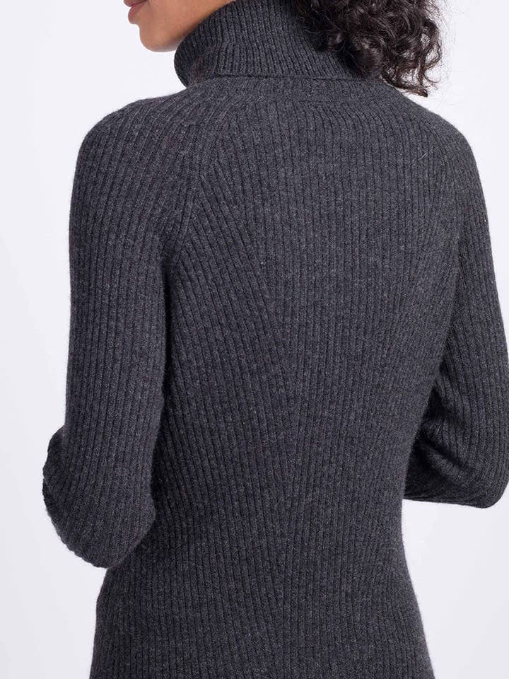 Robe à col roulé en cachemire côtelé directionnel pour la vente par QUINN