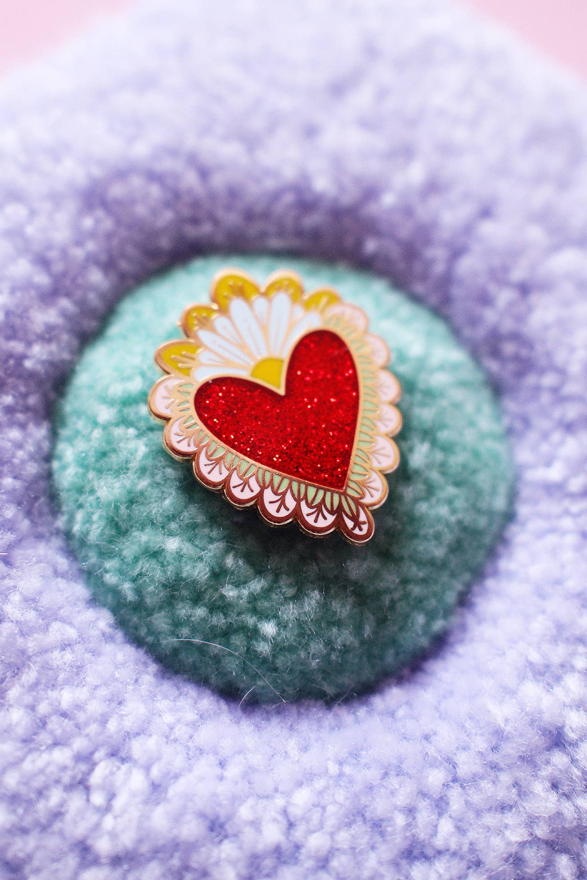 Poulette Magique - Wholesale Lapel Pin/Button - Maternity - Pin's Ex-Voto Daisy – Red Glitter Heart0