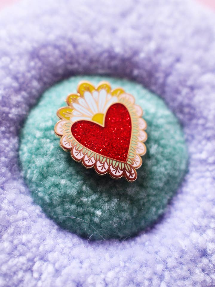 Pin’s Ex-Voto Marguerite – Cœur Rouge Pailleté Glitter pour la vente par Poulette Magique