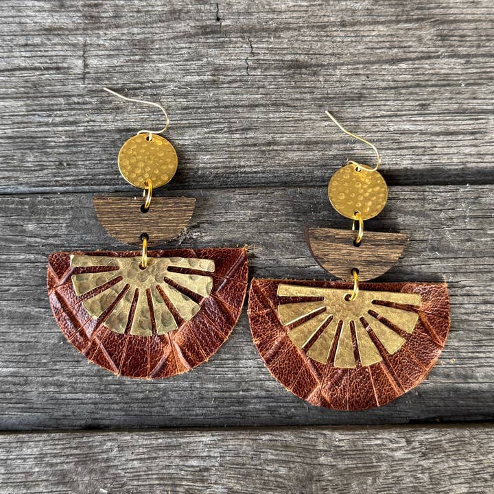 Taylor - Brun Kurveflet - Messing + Læder Øreringe for engroshandel hos Be Like Missy