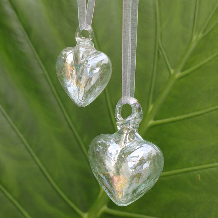 Håndblæste glasdekorative hjertevedhæng - 2 størrelser - Opal for engroshandel hos LUZ Collection
