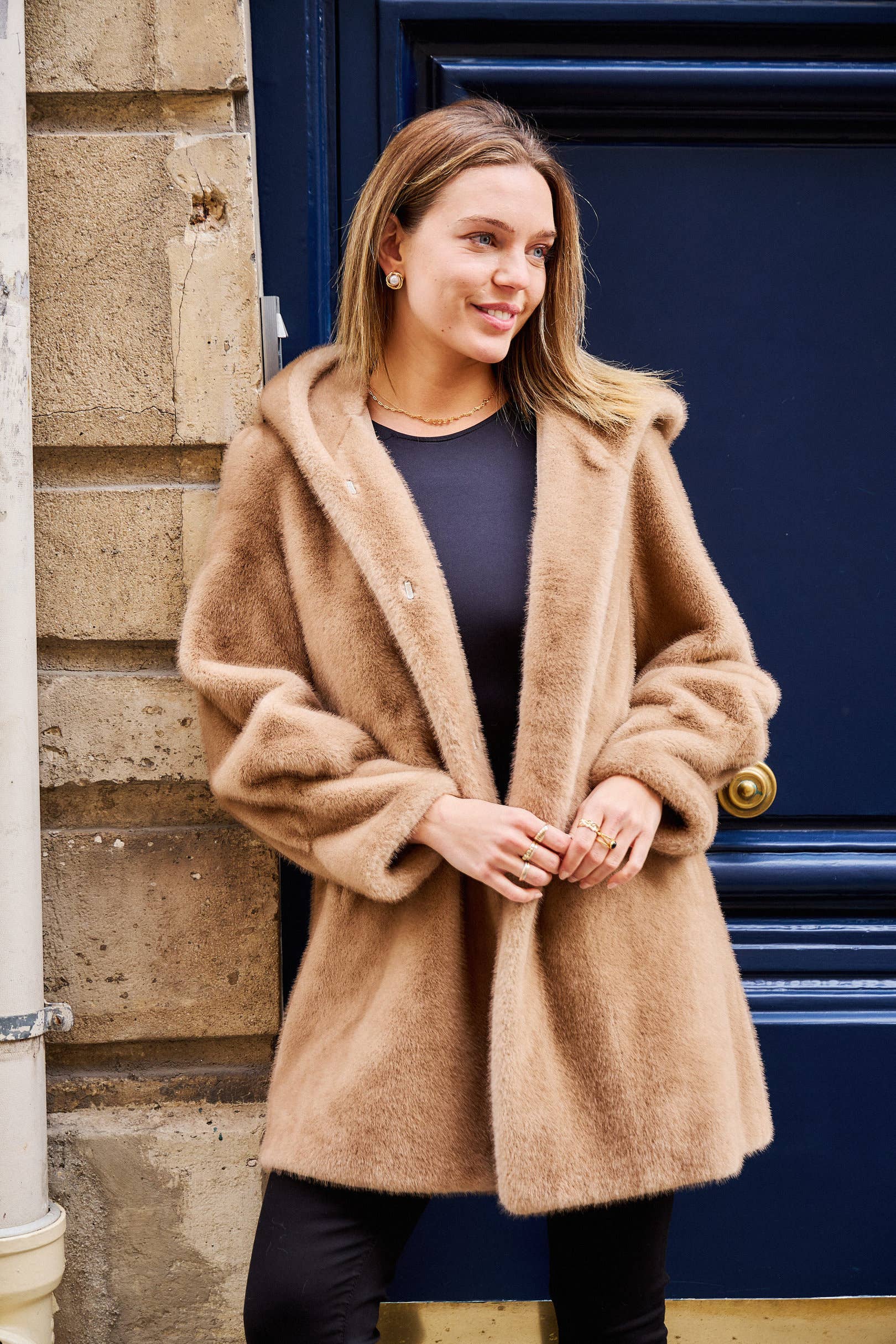 Giovanni Paris – wholesale Päls/fuskpäls - Dam – Lisa's kappa i midjelång fuskpäls med huva och dragsko i midjan1