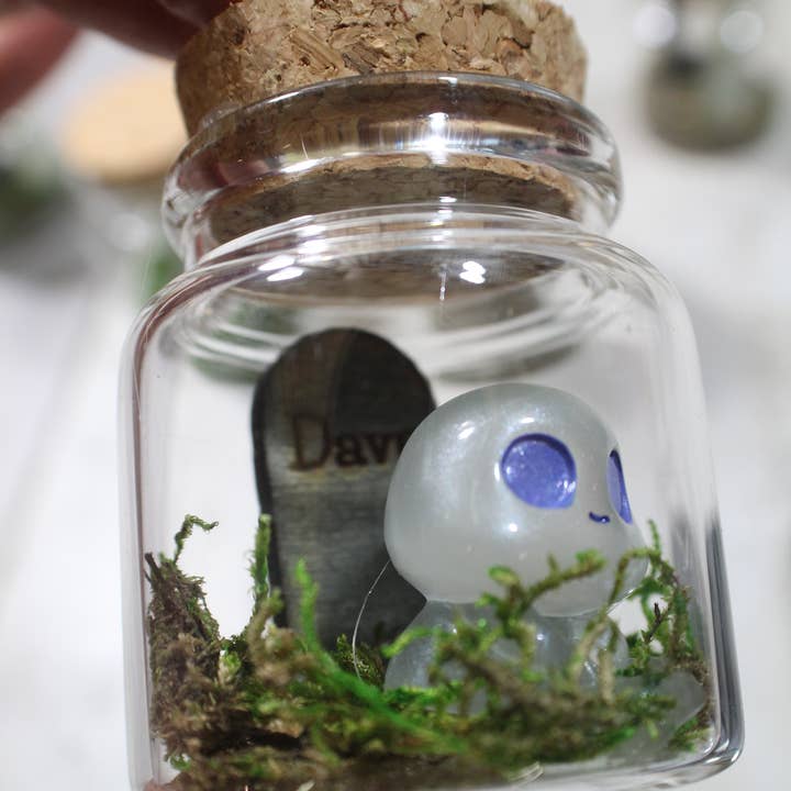 Raven Design – wholesale Decorative tabletop object – 1 Adopt A Ghost Pet Friend Glows in the Dark!3