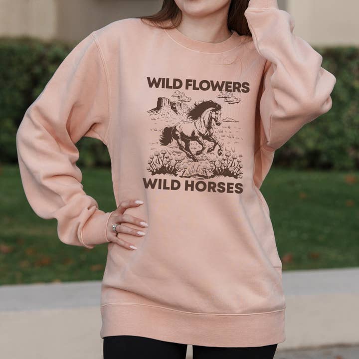 Graphique de chevaux sauvages et de fleurs sauvages avec esthétique western – Sweat-shirt à col rond Pigment pour la vente par OSME