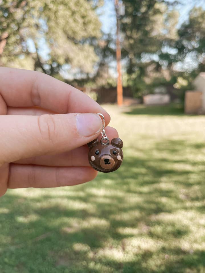 Breloque ours brun Kawaii en argile pour la vente par MadeByLiberty