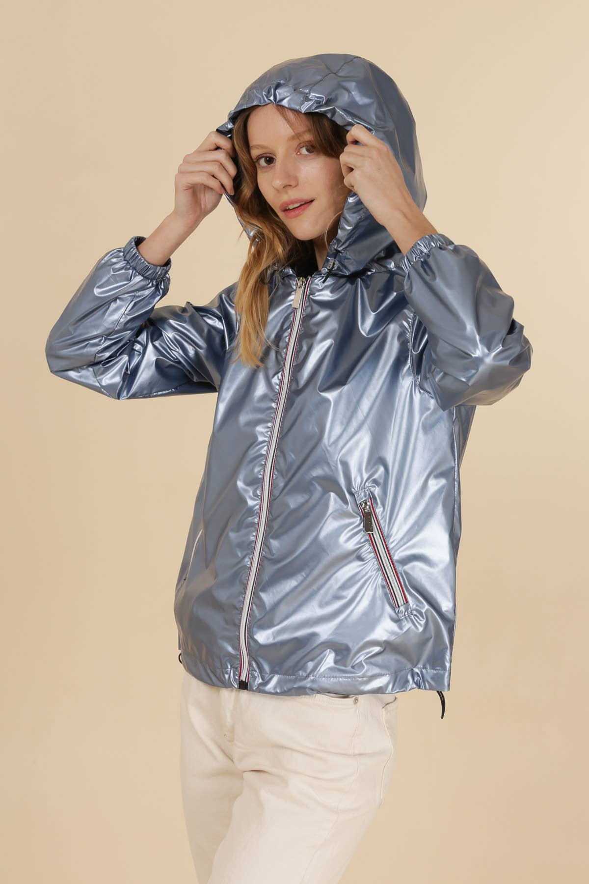Attrait Paris - Vendita all'ingrosso Giacca antivento - Donna - Giacca corta antivento metallizzata con cappuccio e cerniera colorata22