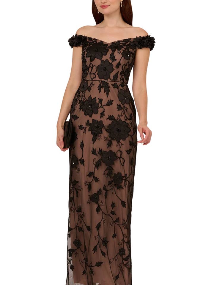 Vestido Adrianna Papell con escote de hombros descubiertos, tejido de malla transparente, diseño floral de lentejuelas y cuentas, silueta ajustada y falda columna. para venta al por mayor de Immediate Apparel