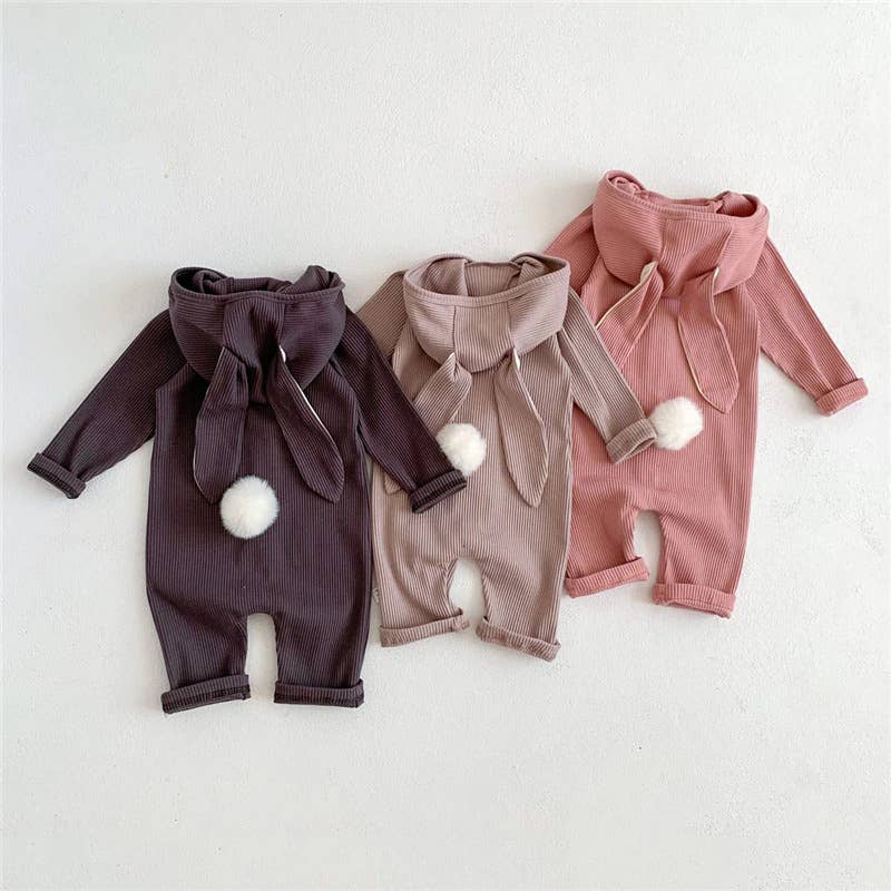 Annie & Charles – wholesale Byxdress - Baby – Annie & Charles® babyoverall med kaninöron och knappstängning10