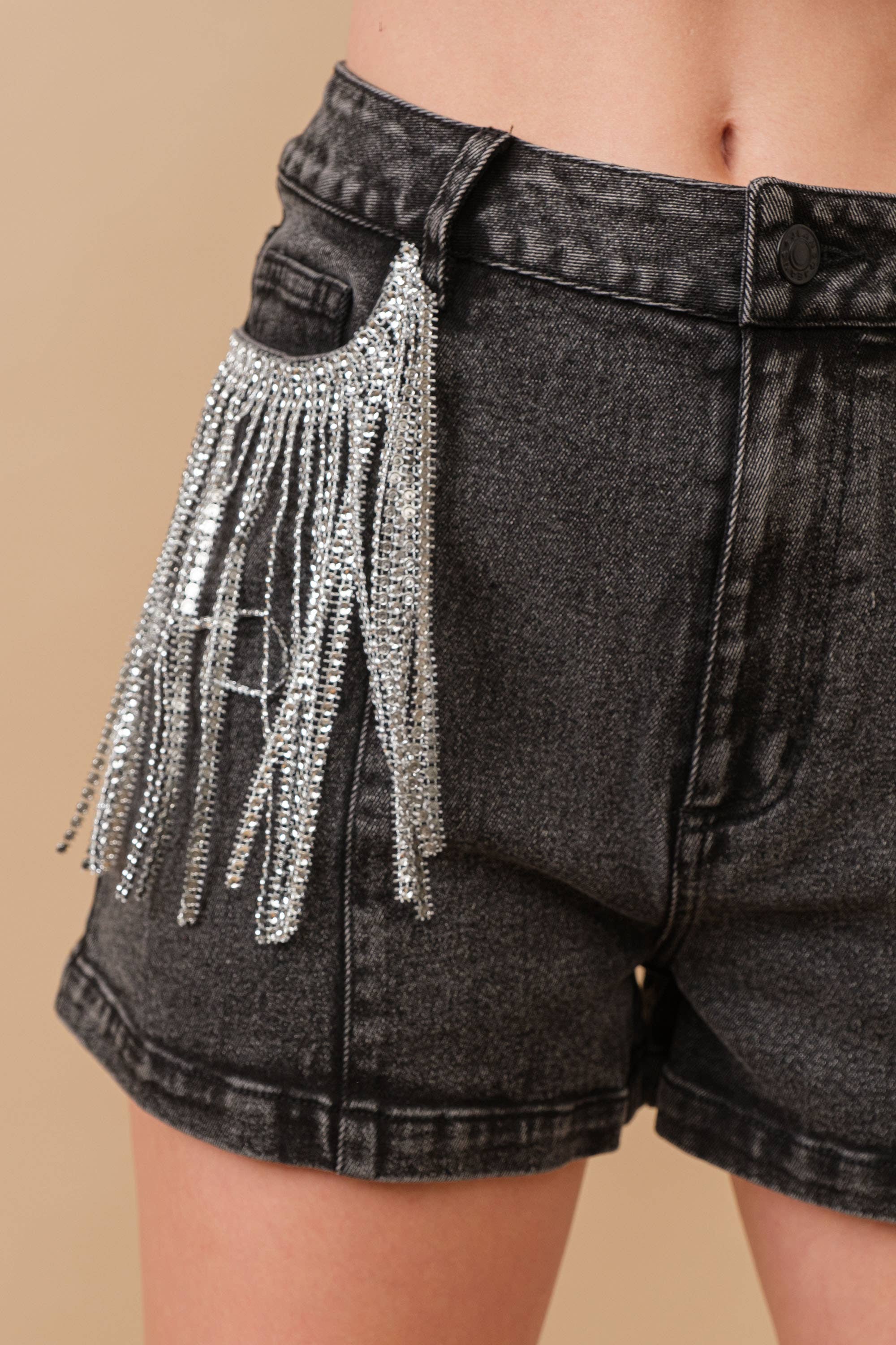 Blue B - Venta al por mayor Pantalones cortos - Mujer - Shorts de mezclilla con bolsillo trasero estampado de vaca y flecos plateados0