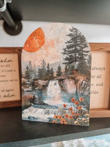 Dich zu lieben ist wie nach Hause zu kommen Gebogener Holzschild Regalsteher für den Großhandel von Johnson Livings LLC