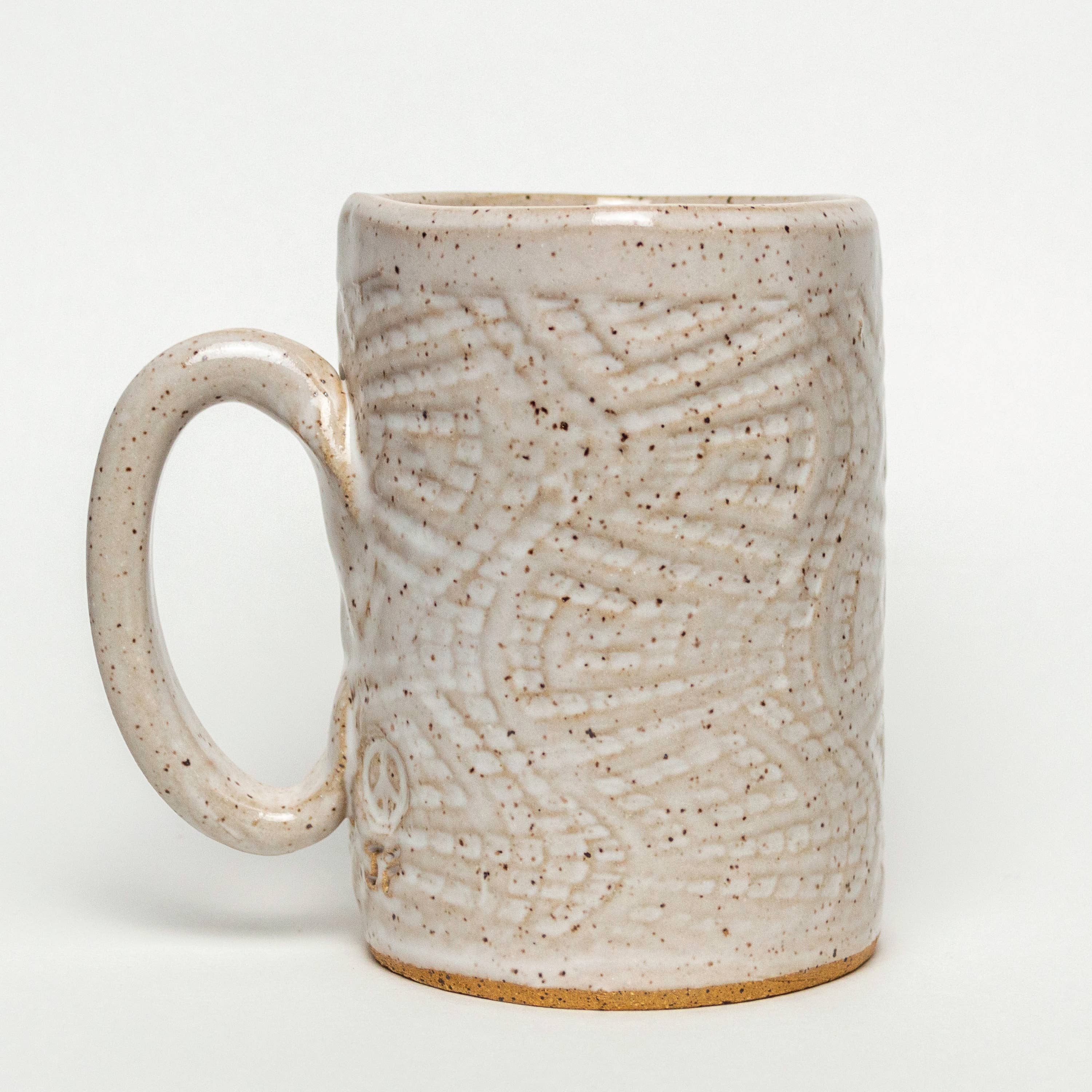 White Squirrel Clayworks – Engroshandel Kaffekrus – Håndlavet keramikkrus med havskildpaddemønster, hvid, 14 oz2