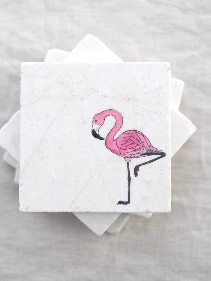 Sottobicchiere in marmo dipinto a mano con fenicottero per la vendita all'ingrosso da parte di Lace, Grace & Peonies Marble Coasters