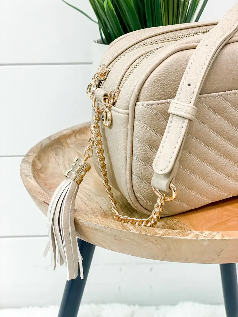MiMi Wholesale - Vente Sac à bandoulière – femme - Sac à bandoulière Veronica à pompons cousus en V avec fermeture éclair1