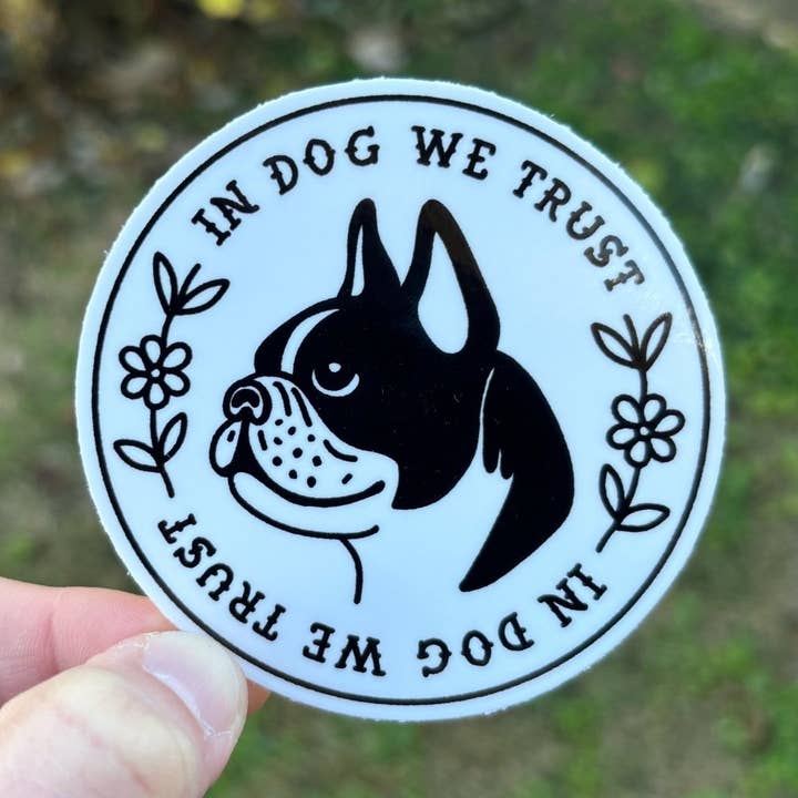 Adesivo In Dog We Trust. Adesivo Boston Terrier. per la vendita all'ingrosso da parte di Pretty Bad Co