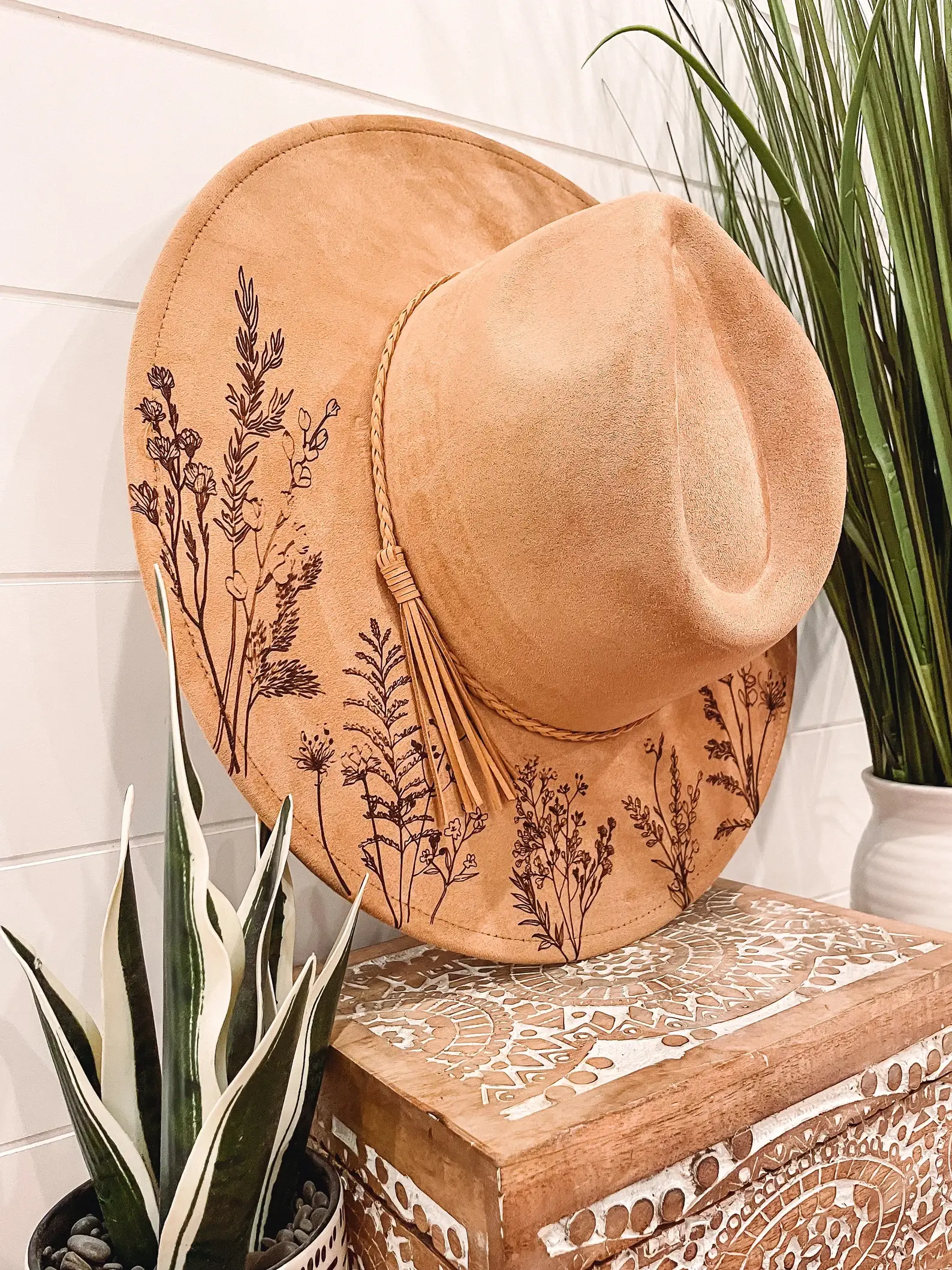 Willie & Dolly Designs - Vente Chapeau en feutre - femme - Chapeau gravé floral4
