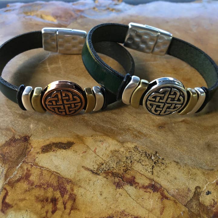 Bracelet celtique pour la vente par Jackie Gallagher Designs - Handmade Coastal Jewelry