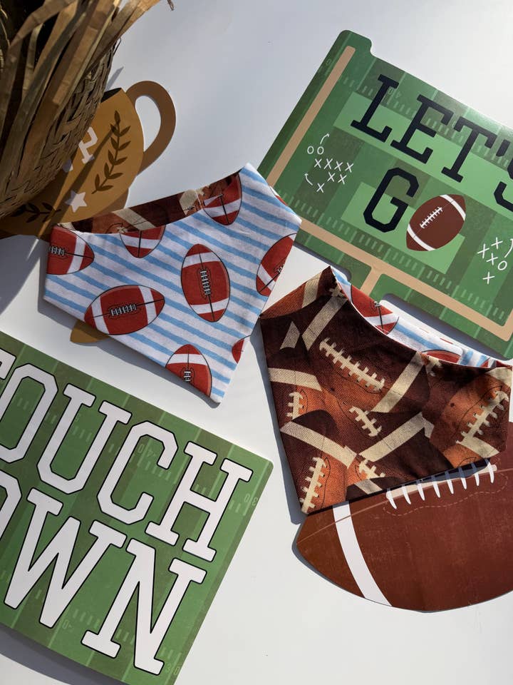 Blå Striber Fodbold Bandana for engroshandel hos The Pet Scout Shop