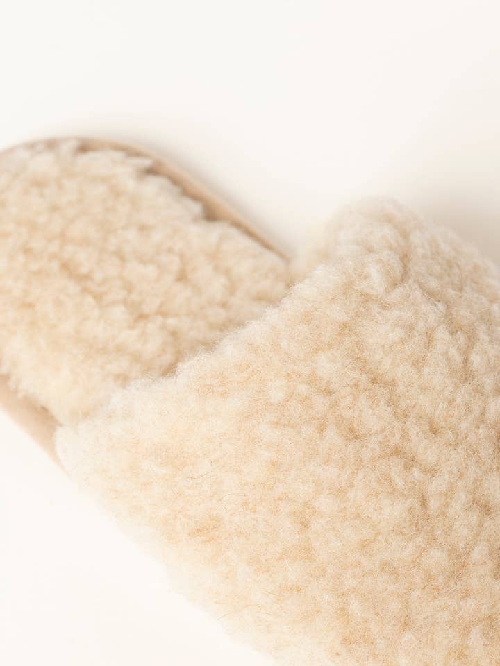 Lockenwolle Hausschuh in Beige for wholesale on Faire1