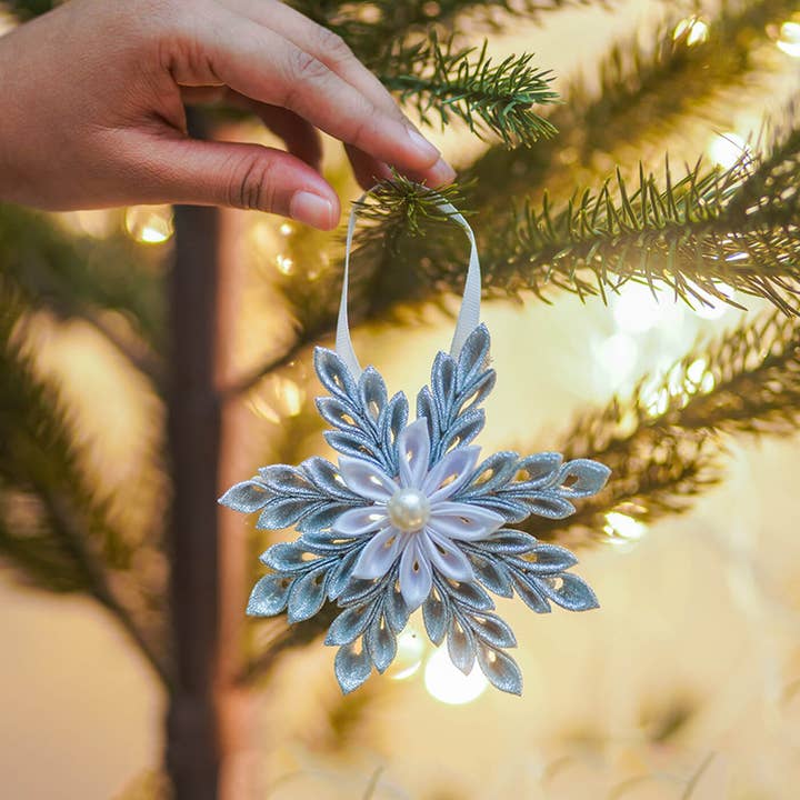Ornements de Noël en ruban satin flocon de neige argenté | Lot de 4 pour la vente par Zwende