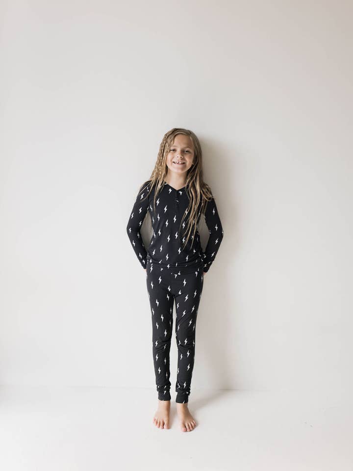 Pijama de bambú de dos piezas | Midnight Lightning Bolt para venta al por mayor de Forever French Baby