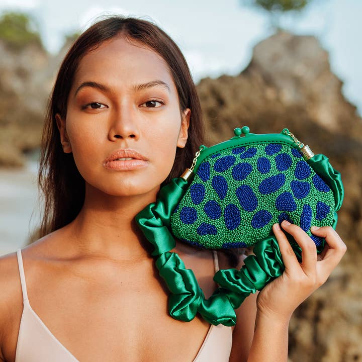 ARNOLDI JADE Pochette perlée à la main, en vert luxuriant et bleu pour la vente par Brunna Co