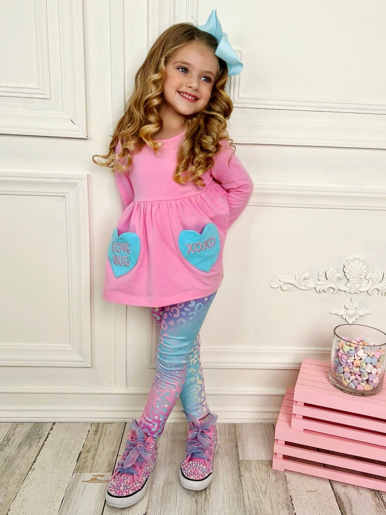 Rosa quente Conjunto de legging Sweethearts x Mia Belle Girls Love Bug para venda a revendedores na Faire4