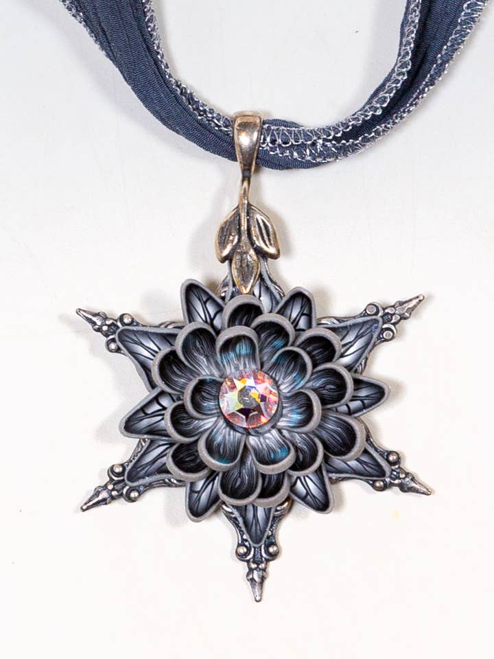 Blumenanhänger groß - Grautöne für den Großhandel von Petal Pushers by Janet Pitcher