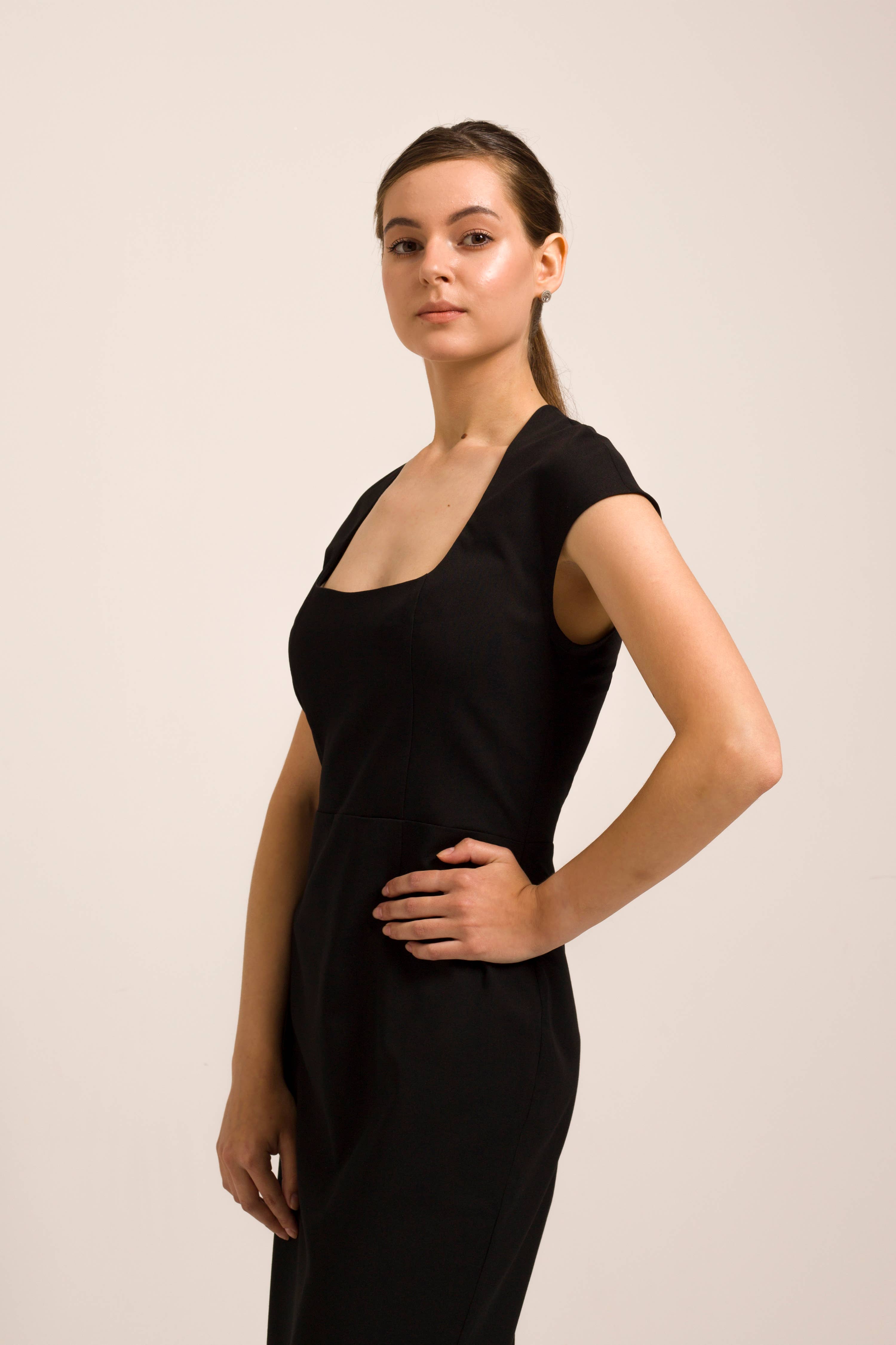 TAVROVSKA - Vendita all'ingrosso Vestito - Donna - Abito tubino con scollo quadrato, tubino nero midi5