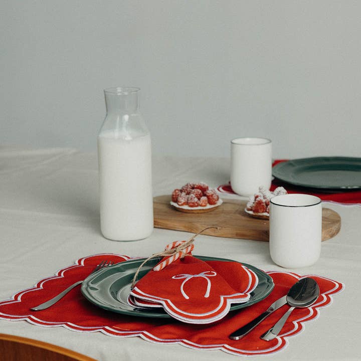 Red Rosie Scallop Placemat with bow for wholesale on Faire1