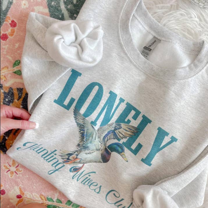 Felpa del Club delle Mogli Cacciatrici di Anatre Solitarie per la vendita all'ingrosso da parte di Southern Backroad Tees LLC