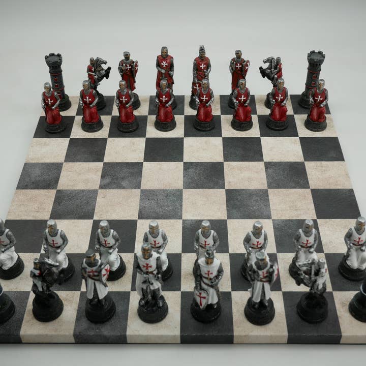 WorldWise Imports – Großhandel Brettspiele – Schachset - Kreuzzüge Schachfiguren auf Schwarz & Creme Kunstleder Schachbrett