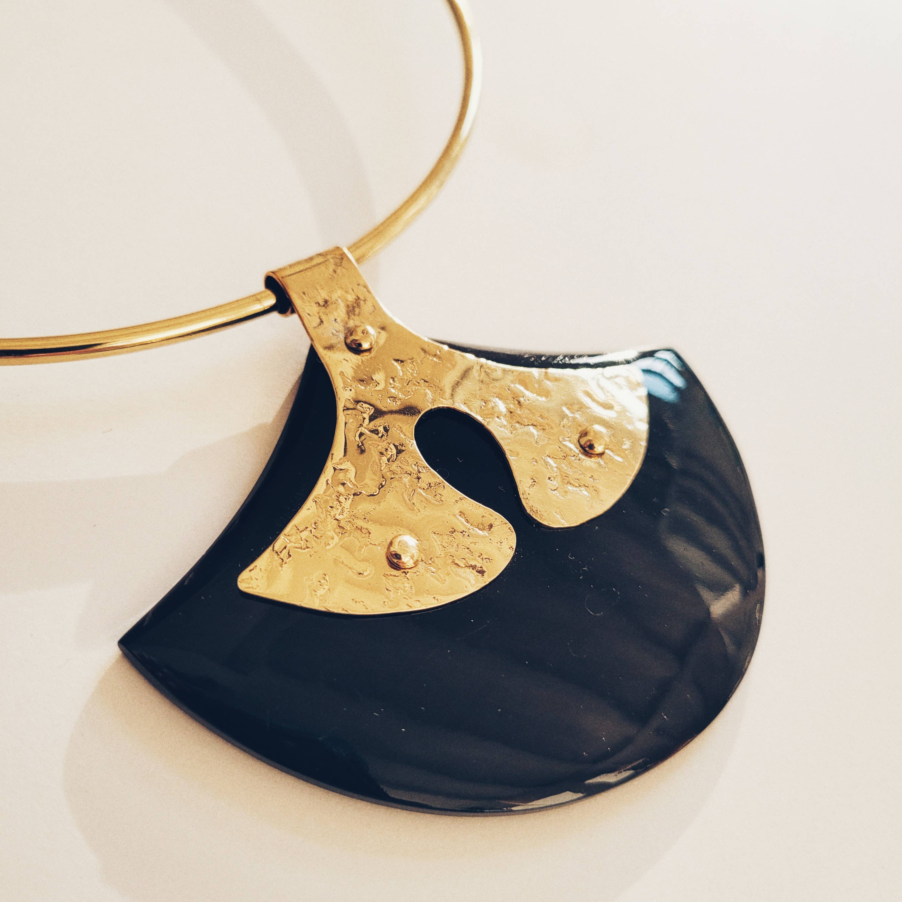 Bisjoux – wholesale Choker/Krage – Snidade horn hamrade mässing uttalande krage choker halsband4