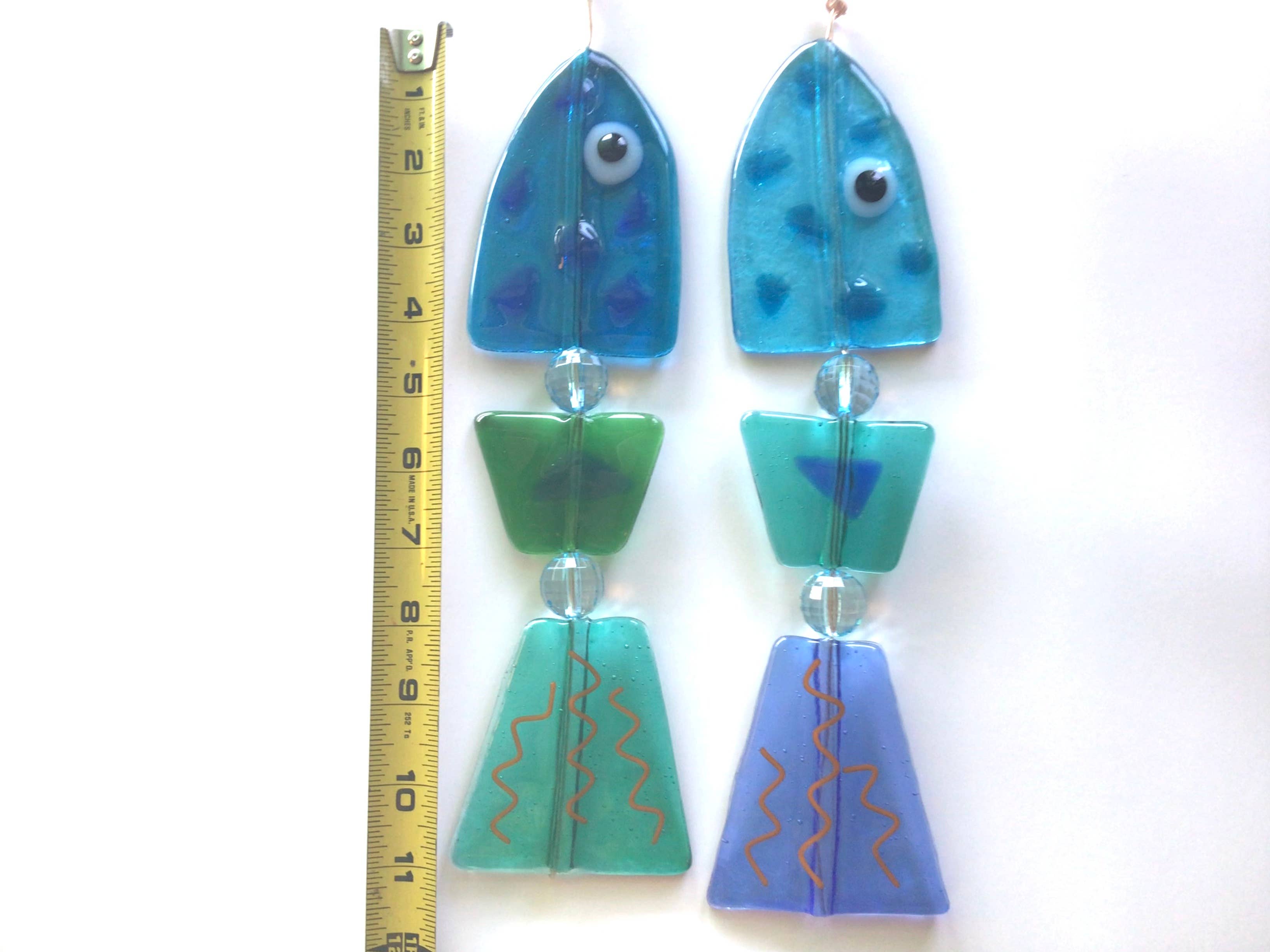 Diverse tinten blauw, groen, groenblauw, rood, geel. Guppy Glas Vismobiel voor groothandel op Faire7