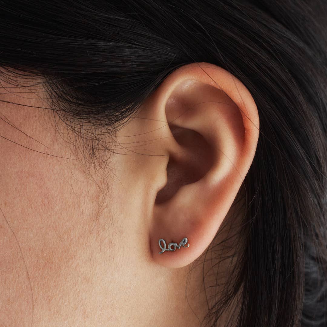 Aurora Jewels - Vendita all'ingrosso Orecchini a bottone - Borchie corsive «Love»8