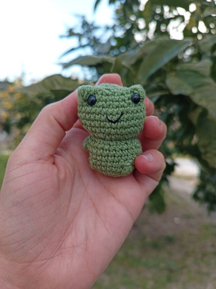 Porta-chaves de Sapo Amigurumi Feito à Mão - Presente Fofo e Único por atacado de KLABELGIFT