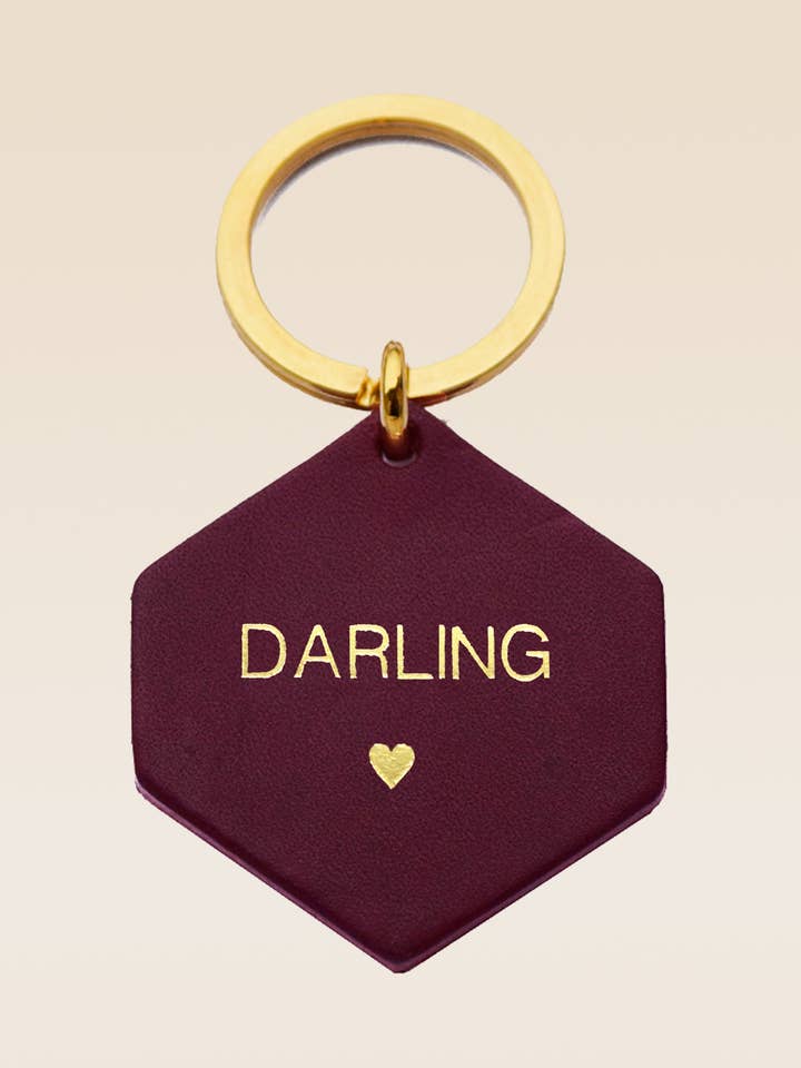 Porte-clés personnalisé en cuir prune DARLING pour la vente par FAUVETTE PARIS