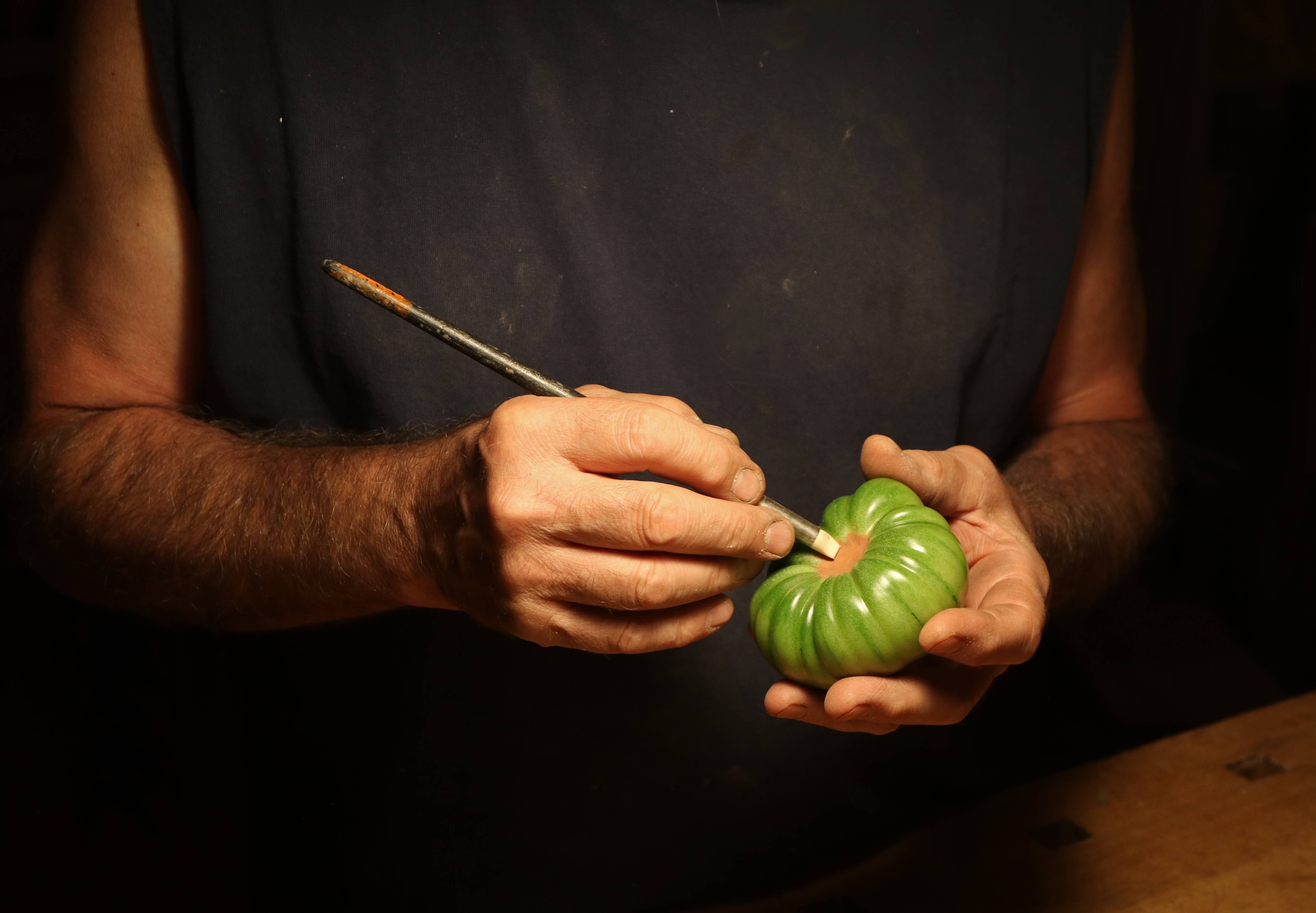 Artifaqt – Großhandel Geschenkkerze – Kerze aus Bienenwachs mit Erbstück-Tomaten-Motiv6