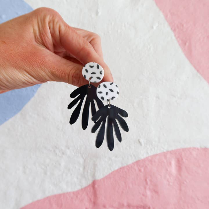 Deanne Sort og Hvid Spot Dangle Øreringe for engroshandel hos Pink Nade