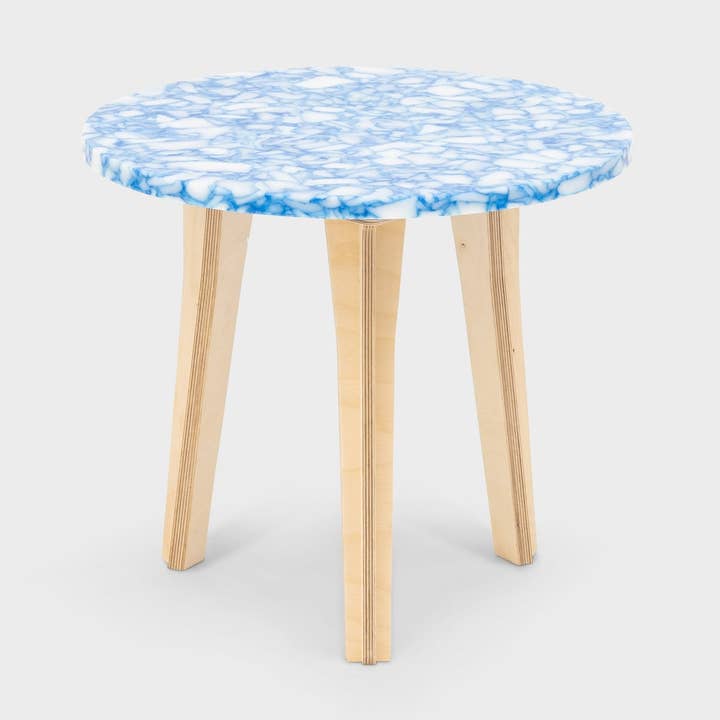Tavolino rotondo Ply - Blu marmorizzato per la vendita all'ingrosso da parte di Otra-Vida