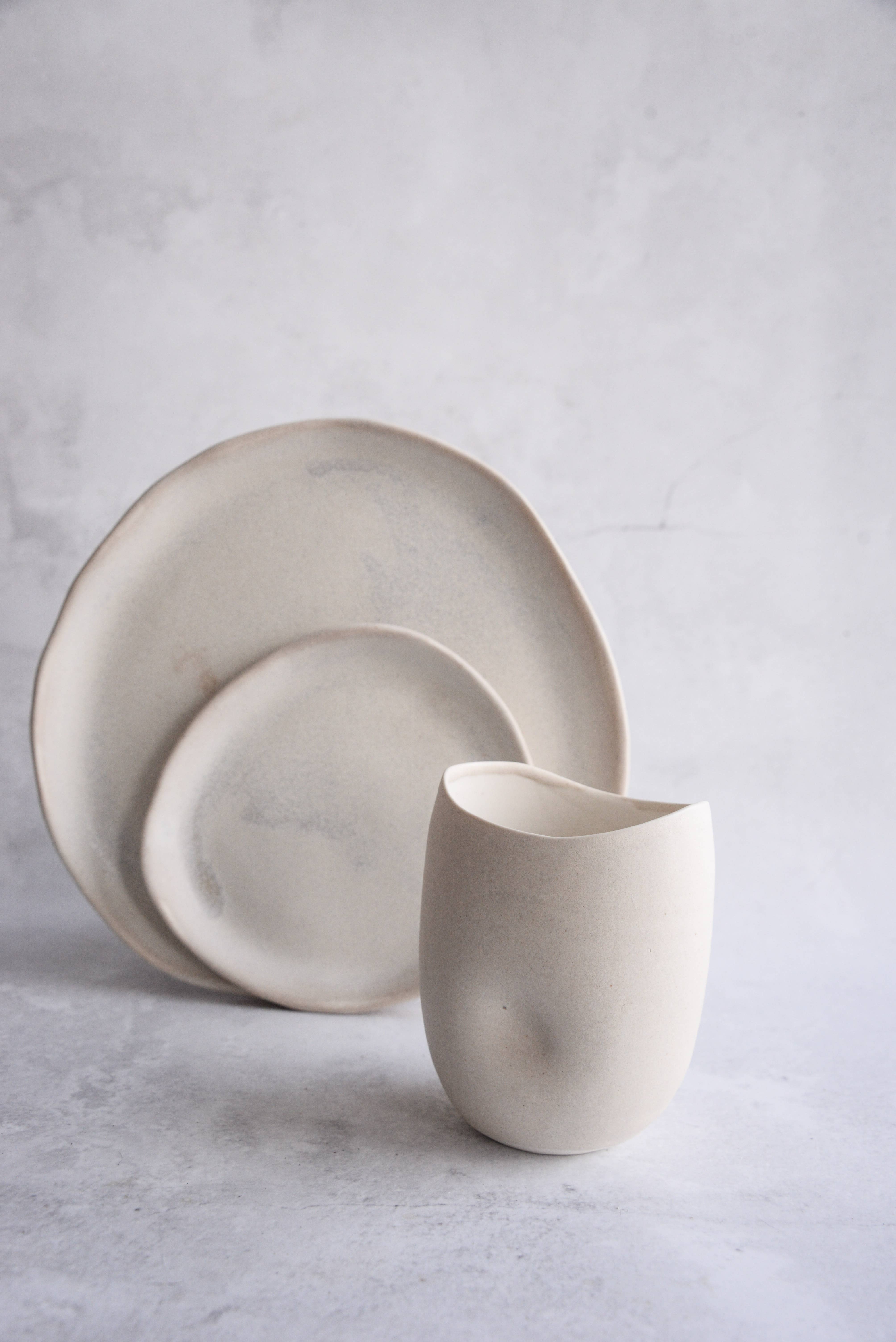 LAIMA CERAMICS (SIA Radosa Apvieniba Spares) – wholesale Tallrikar – Porslin SAHARA — Handgjorda Beige Matta Tallrikar och Skålar8