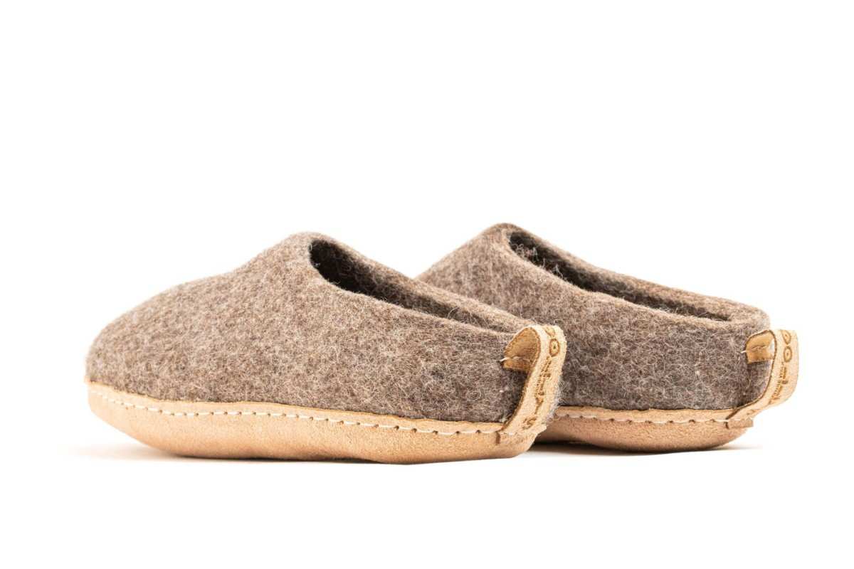 Woollyes Inc – Großhandel Hausschuhe – Unisex – Hausschuhe mit offenem Absatz und Ledersohle für den Innenbereich — Naturbraun7