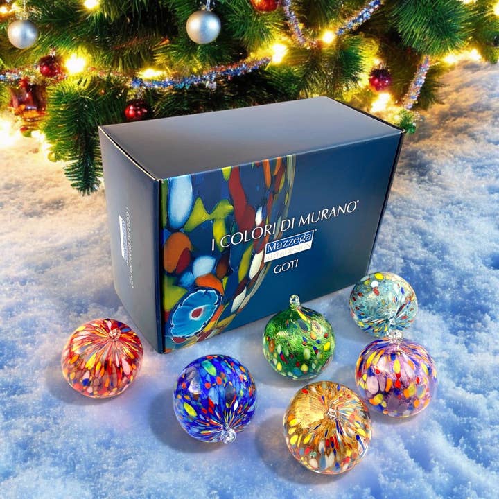Mazzega Art & Design – wholesale Prydnadsset – Glaskulor "I Colori di Murano" set med 6 stora färgade handgjorda blåsta glaskulor Ornamentala Juldekorationer för Julgran med Hängring Ø 9 cm.