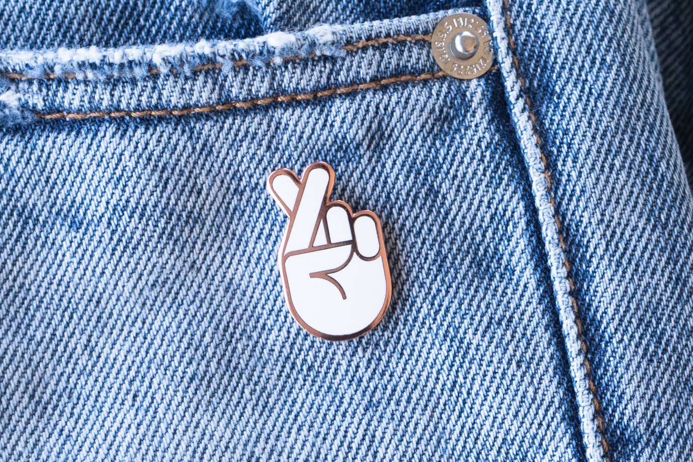Everyday Olive - Wholesale Lapel Pin/Button - Fingers Crossed Pin0