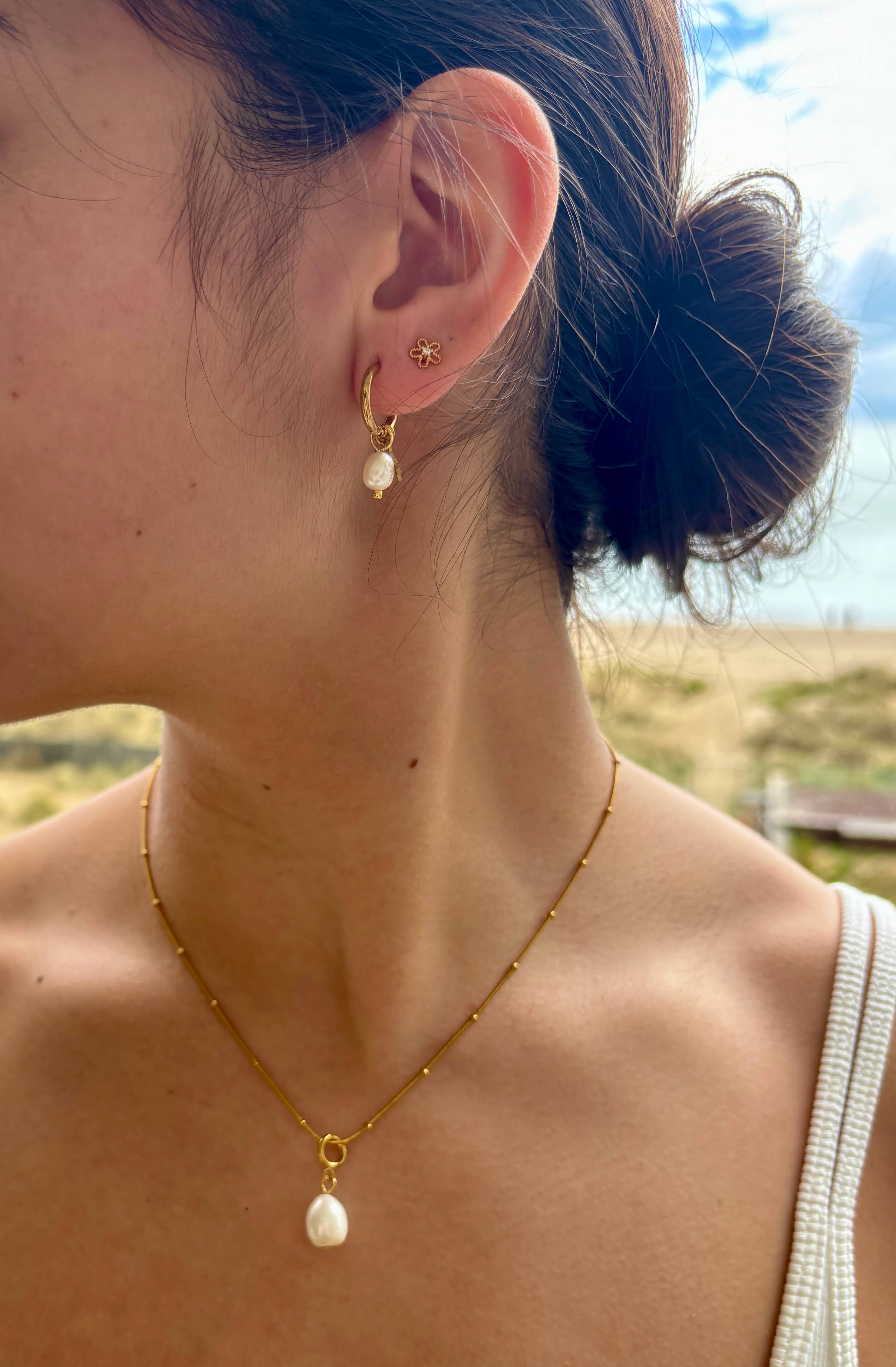 Ocean Ripples – Colar pingente/pendente por atacado – Colar de pérolas simples banhado a ouro 18 quilates1