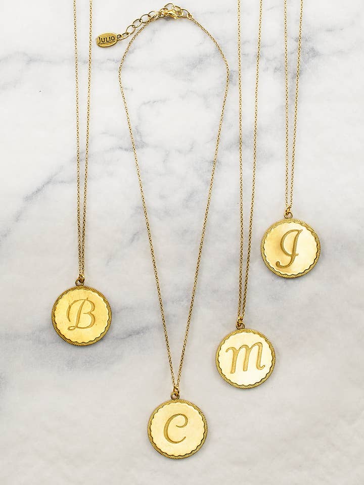 Colar Medalhão Monograma Nestle por atacado de Julio Designs