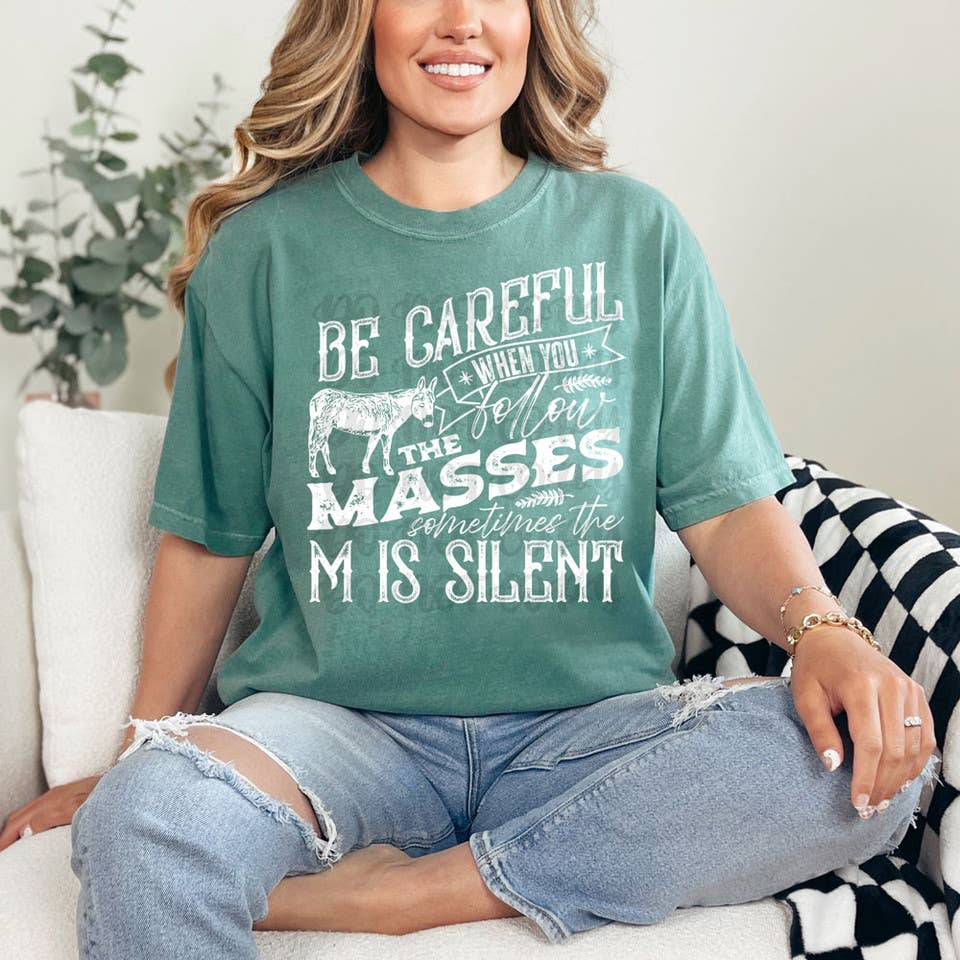 Trendy Transfers - Vendita all'ingrosso Decalcomania a sublimazione - Fai Attenzione Quando Segui Le Masse A Volte La M È Silenziosa WHITE DTF Heat Transfer