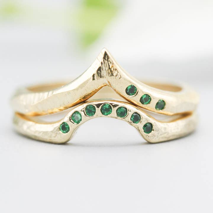 14k Gouden Getextureerde & Geometrische Bandringen met Smaragden voor wholesale door Metal Studio Jewelry